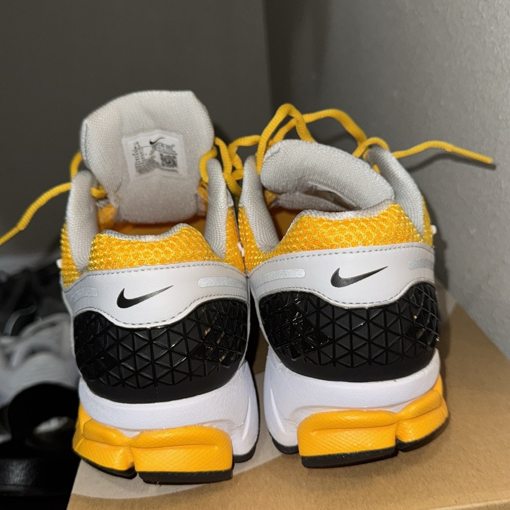 Air Zoom Vomero 5 “University Gold” - Picture 5 of 7